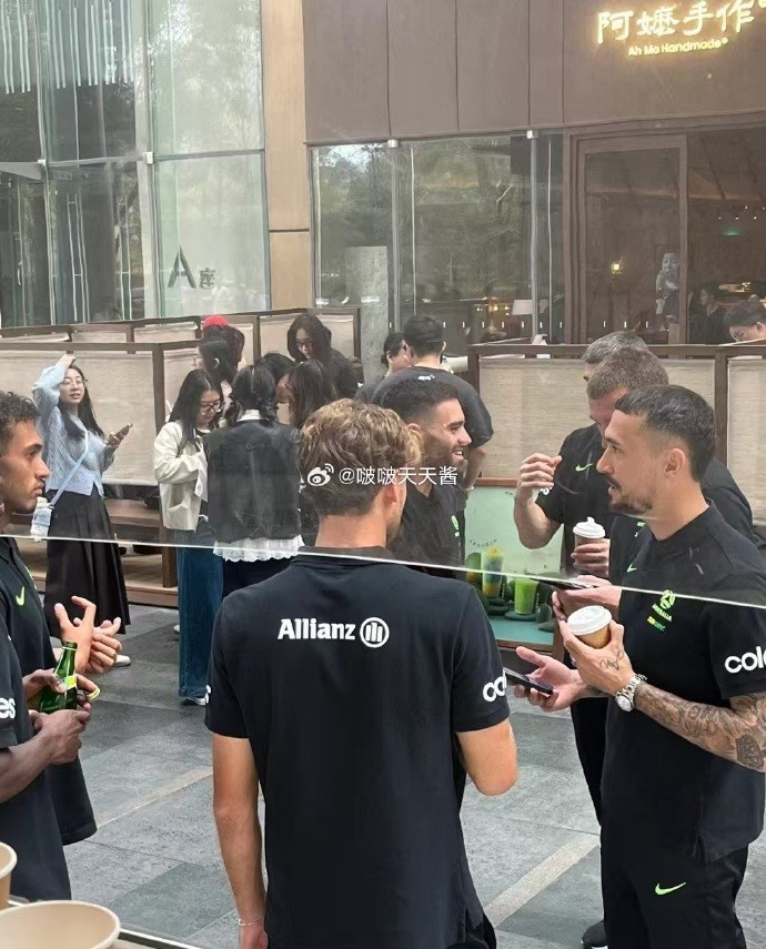 松弛感拉滿！澳大利亞隊員在杭州街頭喝奶茶