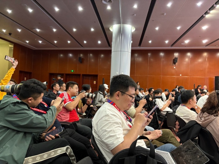 萬眾矚目！記者擠滿國足賽前新聞發布廳，賽場記者預計超300人