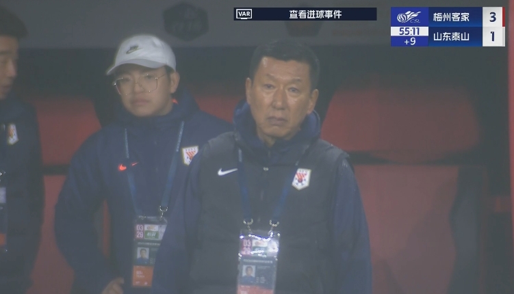 半場1-3落后遞補隊！場邊的崔康熙表情焦急